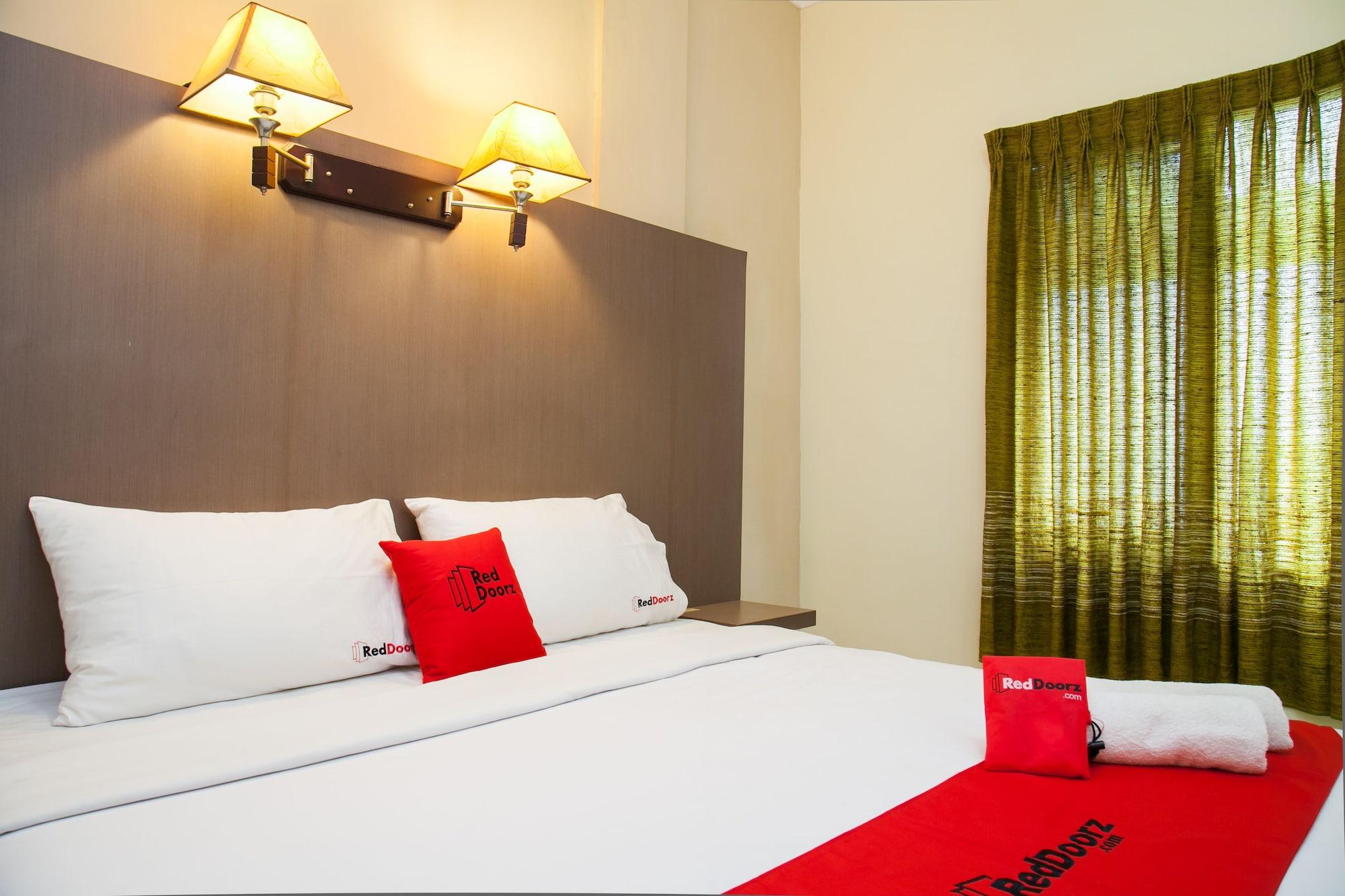 Reddoorz Near Gubeng Station Hotell Surabaya Exteriör bild