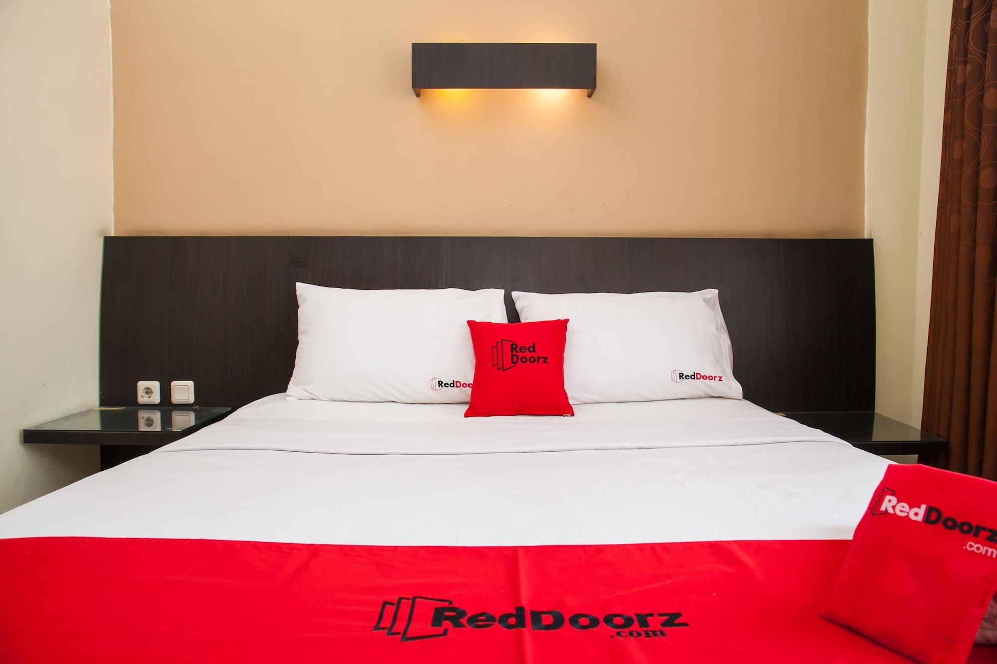 Reddoorz Near Gubeng Station Hotell Surabaya Exteriör bild