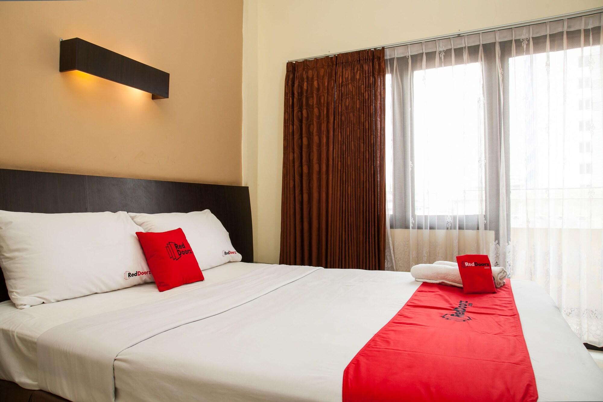 Reddoorz Near Gubeng Station Hotell Surabaya Exteriör bild