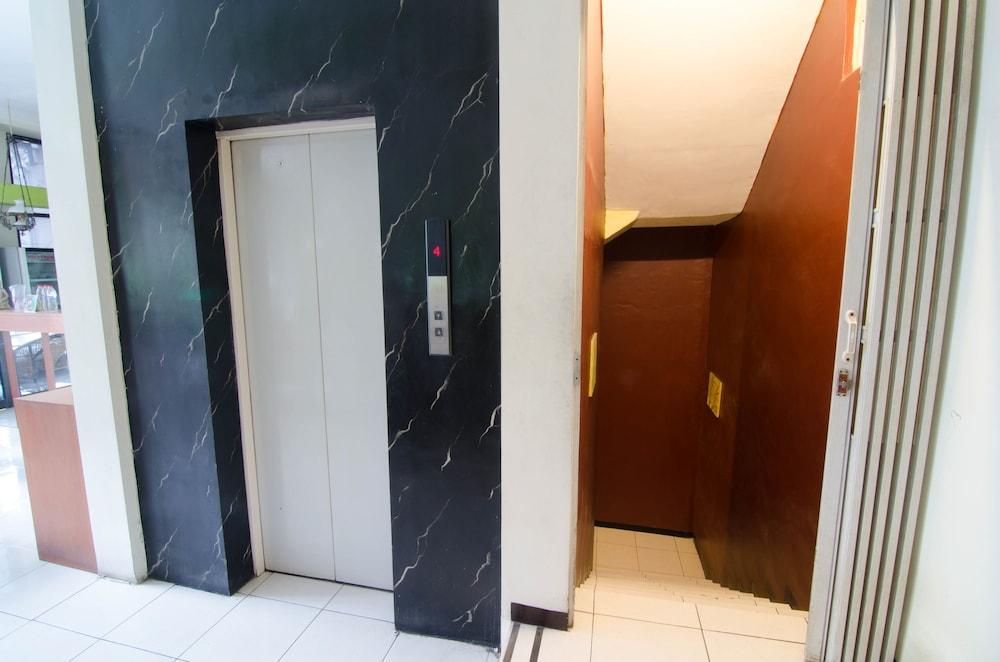 Reddoorz Near Gubeng Station Hotell Surabaya Exteriör bild