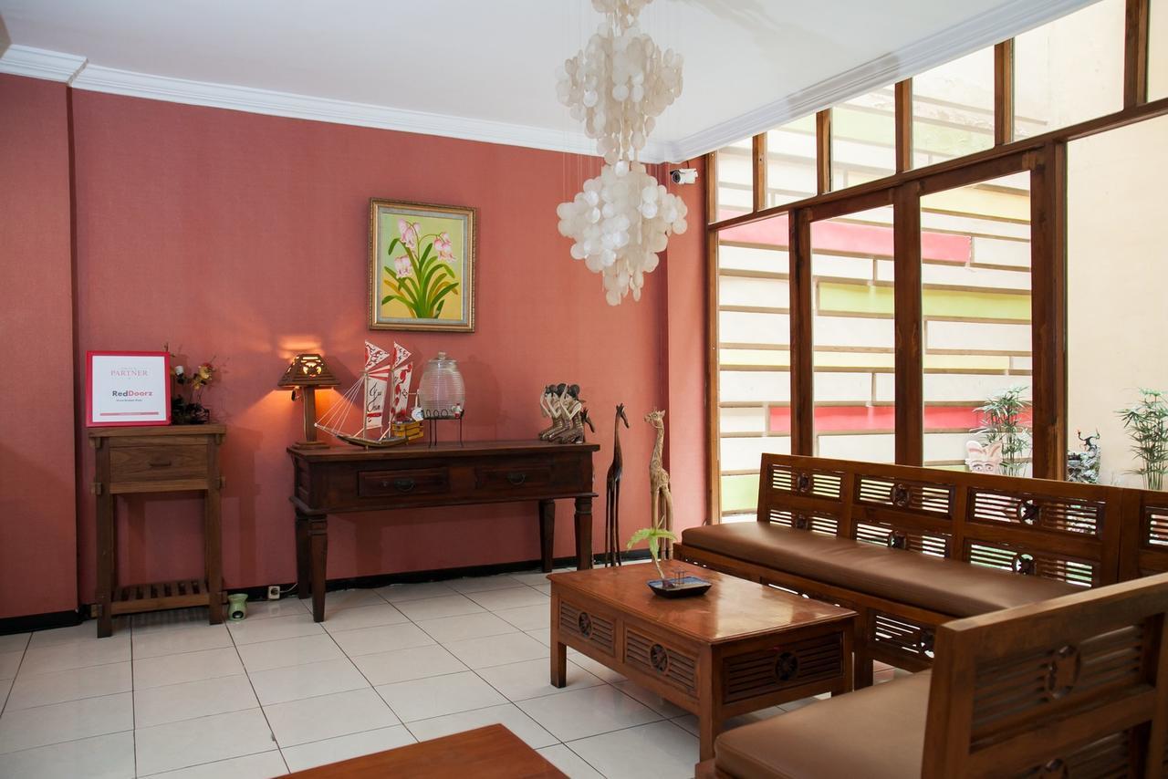 Reddoorz Near Gubeng Station Hotell Surabaya Exteriör bild