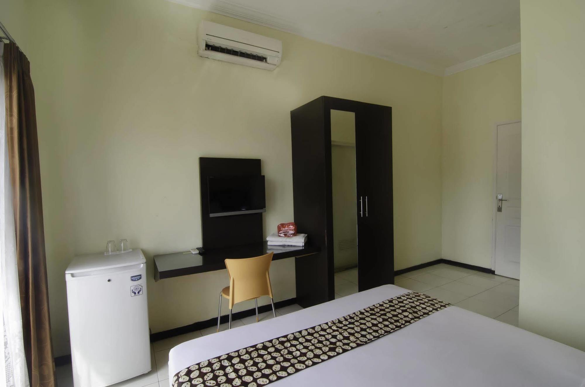 Reddoorz Near Gubeng Station Hotell Surabaya Exteriör bild