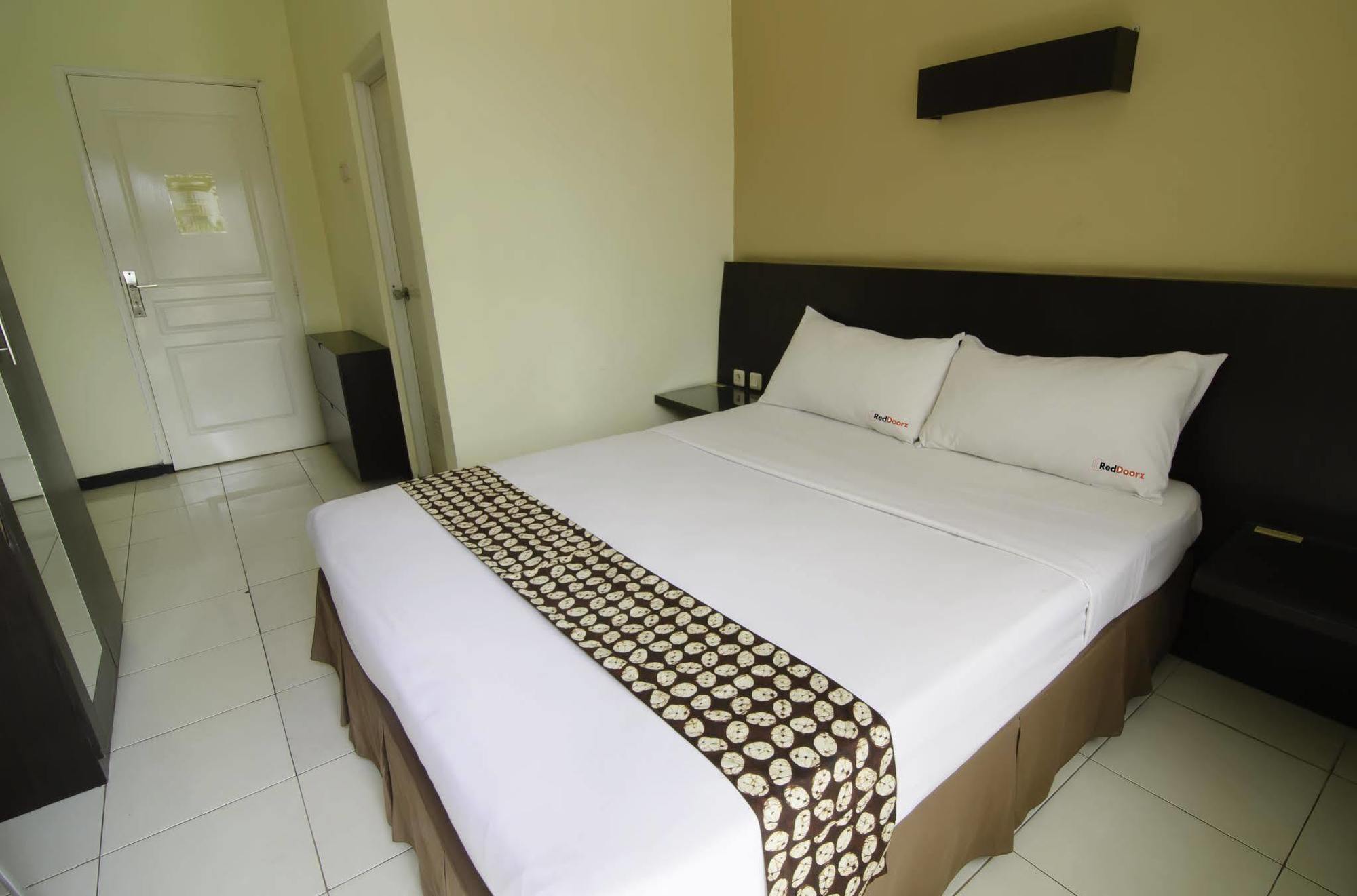 Reddoorz Near Gubeng Station Hotell Surabaya Exteriör bild