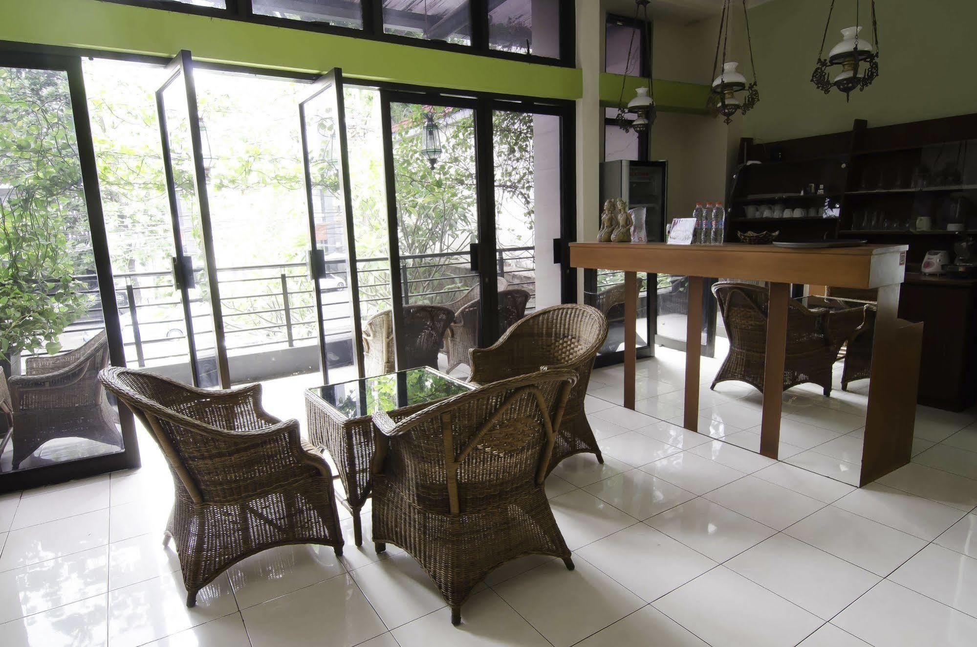 Reddoorz Near Gubeng Station Hotell Surabaya Exteriör bild