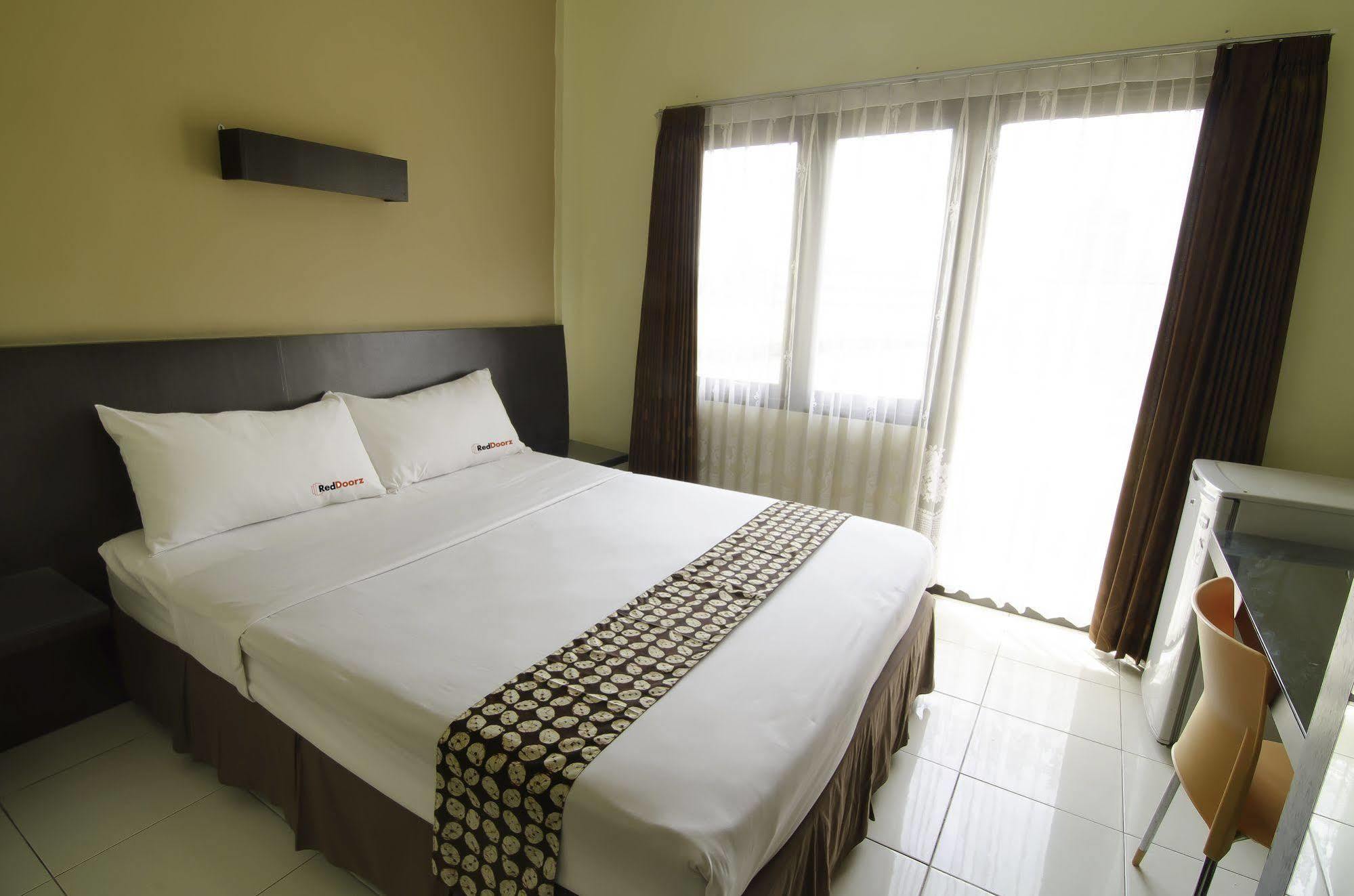 Reddoorz Near Gubeng Station Hotell Surabaya Exteriör bild