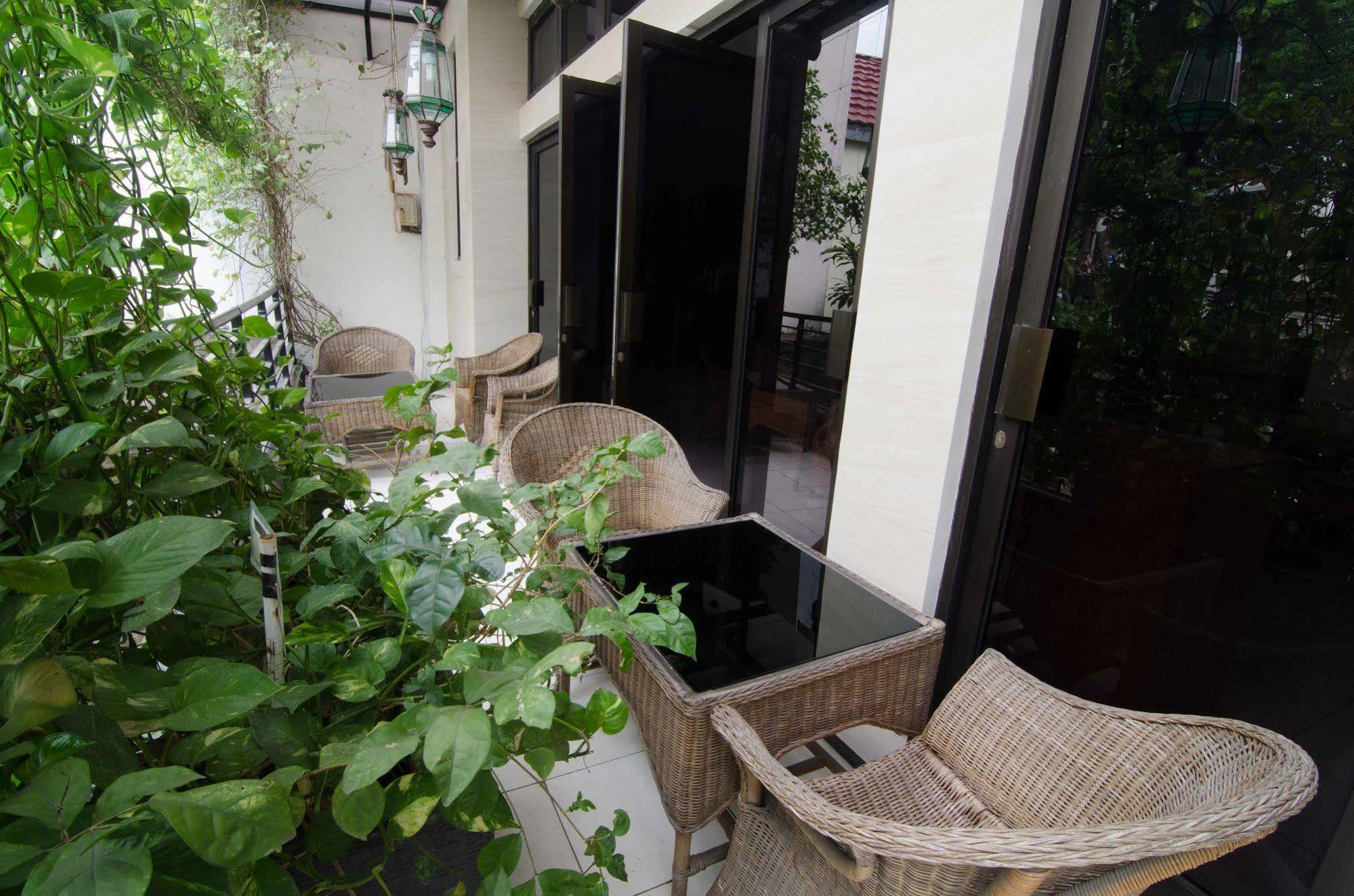 Reddoorz Near Gubeng Station Hotell Surabaya Exteriör bild