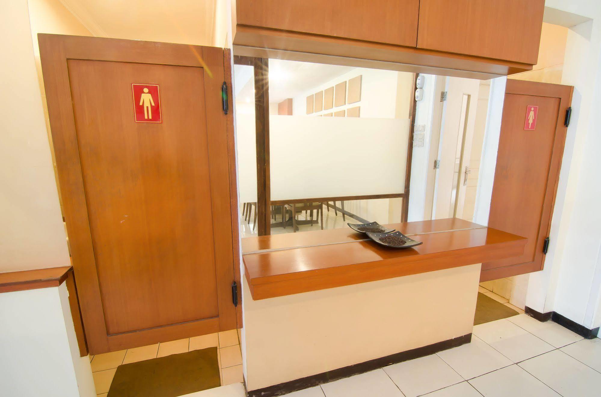 Reddoorz Near Gubeng Station Hotell Surabaya Exteriör bild