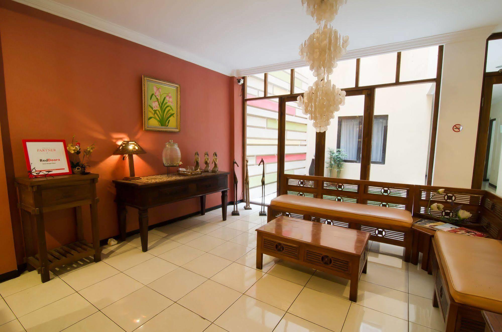 Reddoorz Near Gubeng Station Hotell Surabaya Exteriör bild