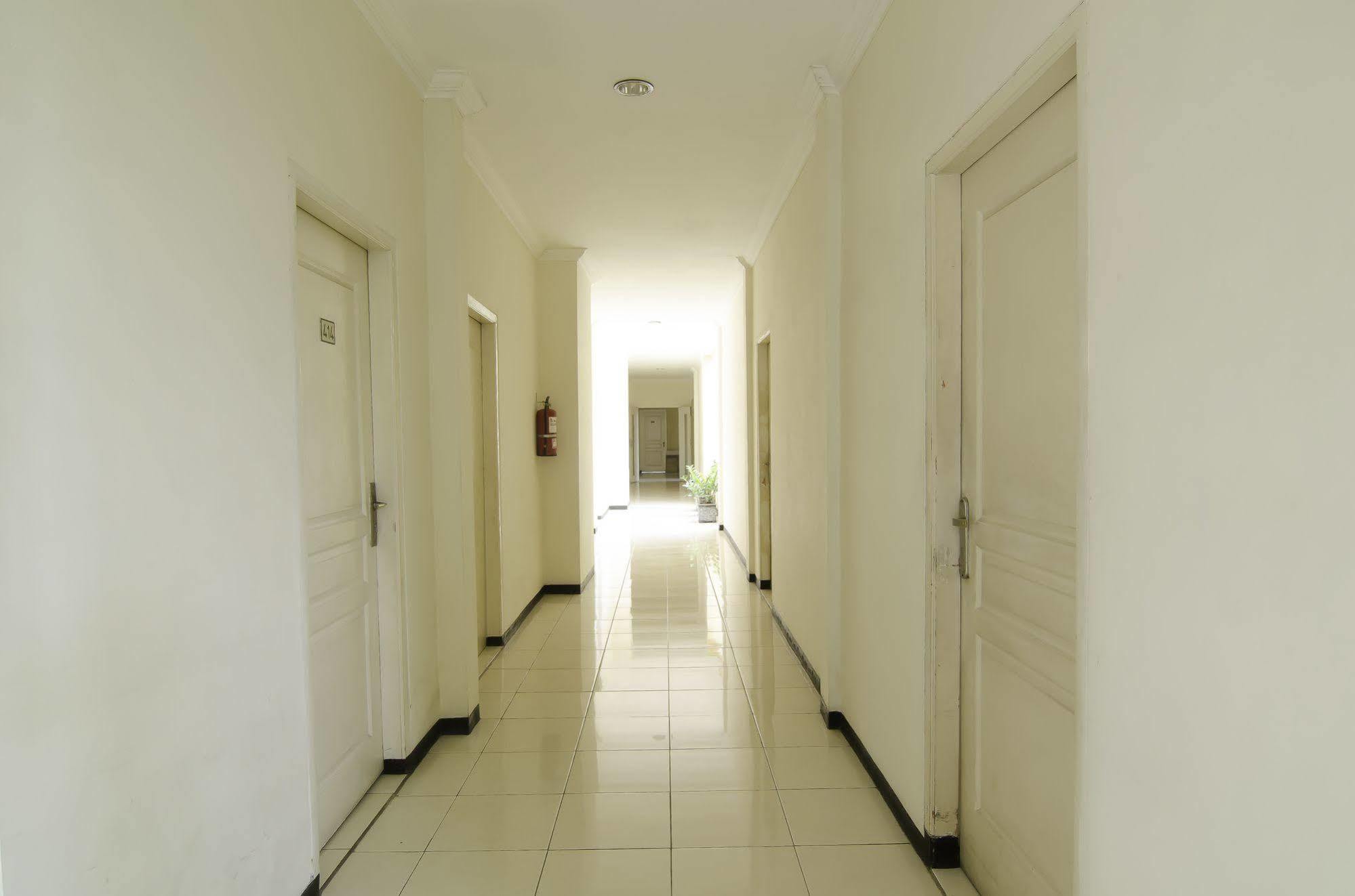 Reddoorz Near Gubeng Station Hotell Surabaya Exteriör bild